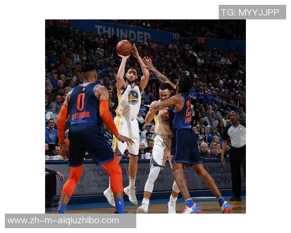 勇士与雷霆第四场激战回顾关键时刻的精彩瞬间与战术分析